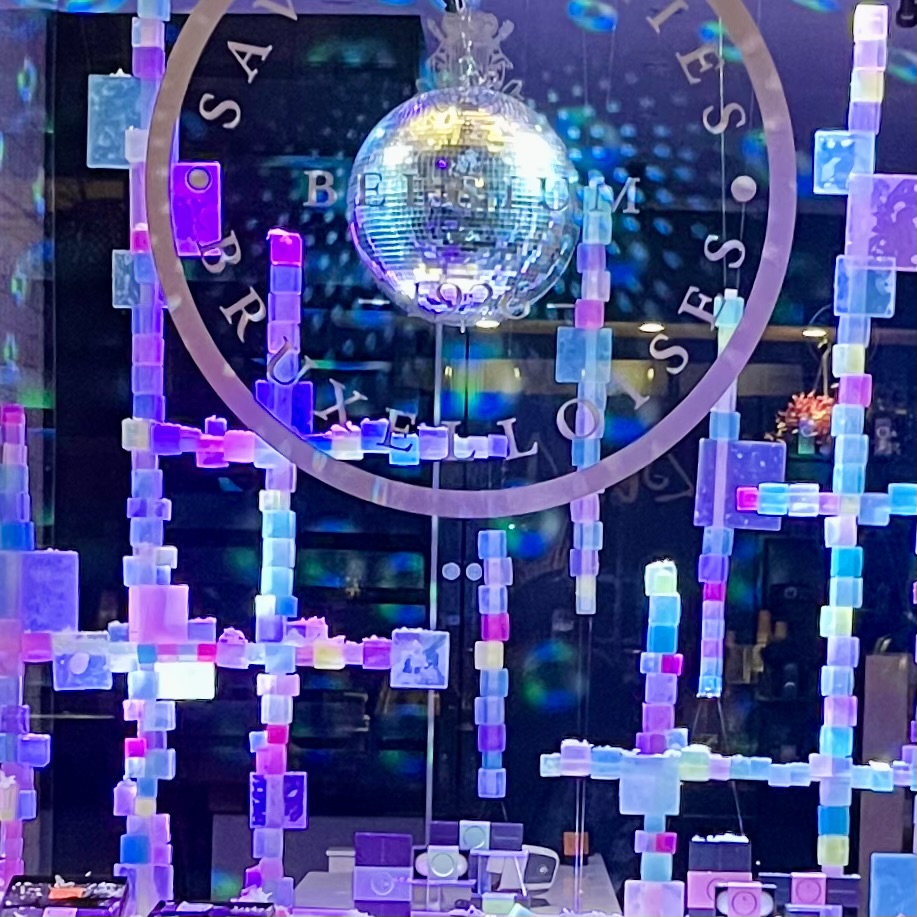 Uessential Sculpture: Ice Cube Savonneries Bruxelloises Galeries royales Saint-Hubert, Bruxelles.